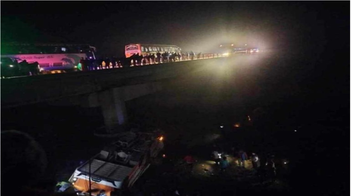 भालुबाङमा यात्रु बस राप्ती नदीमा खस्यो