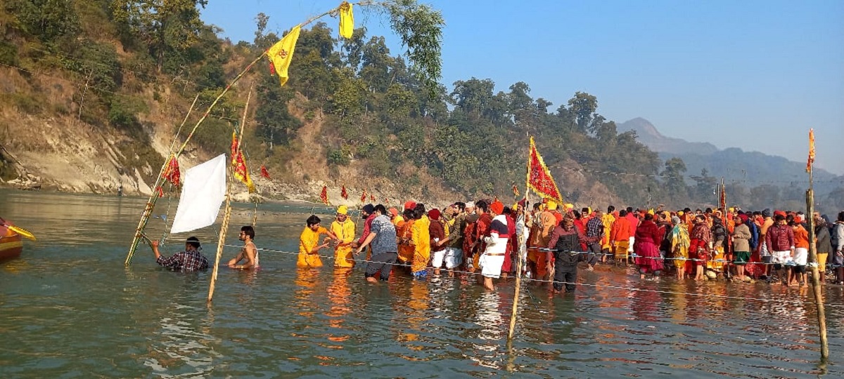 देवघाटमा बाँसको लिङ्गो गाडेर माघेसङ्क्रान्ति मेलाको शुभारम्भ