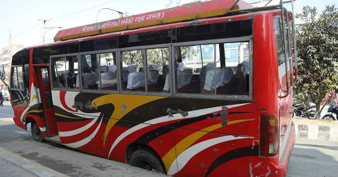 नयाँबानेश्वरमा गुडिरहेको बस सडकमै भासियो