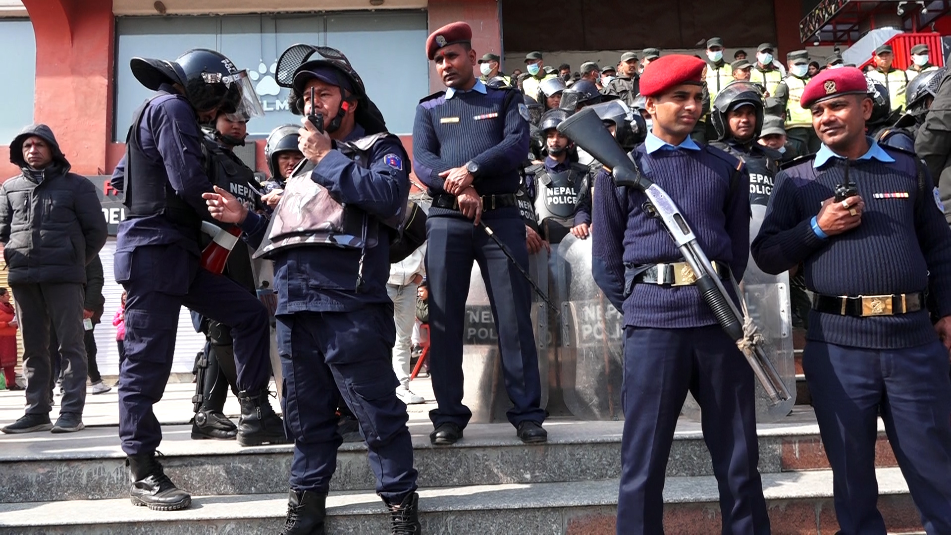 महानगर प्रहरीले व्यवसायीमाथि हातपात गरेको भन्दै विरोध प्रदर्शन (तस्बिरहरू)