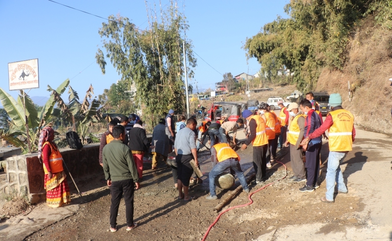 युवाहरुले श्रमदानमार्फत मर्मत गरे पुरानो बसपार्कको सडक