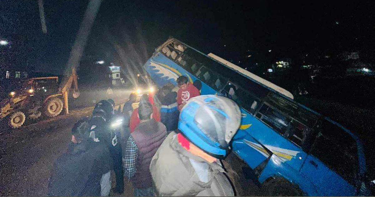 कन्डक्टरले चलाएको बसले हान्दा बाइक चालकको मृत्यु