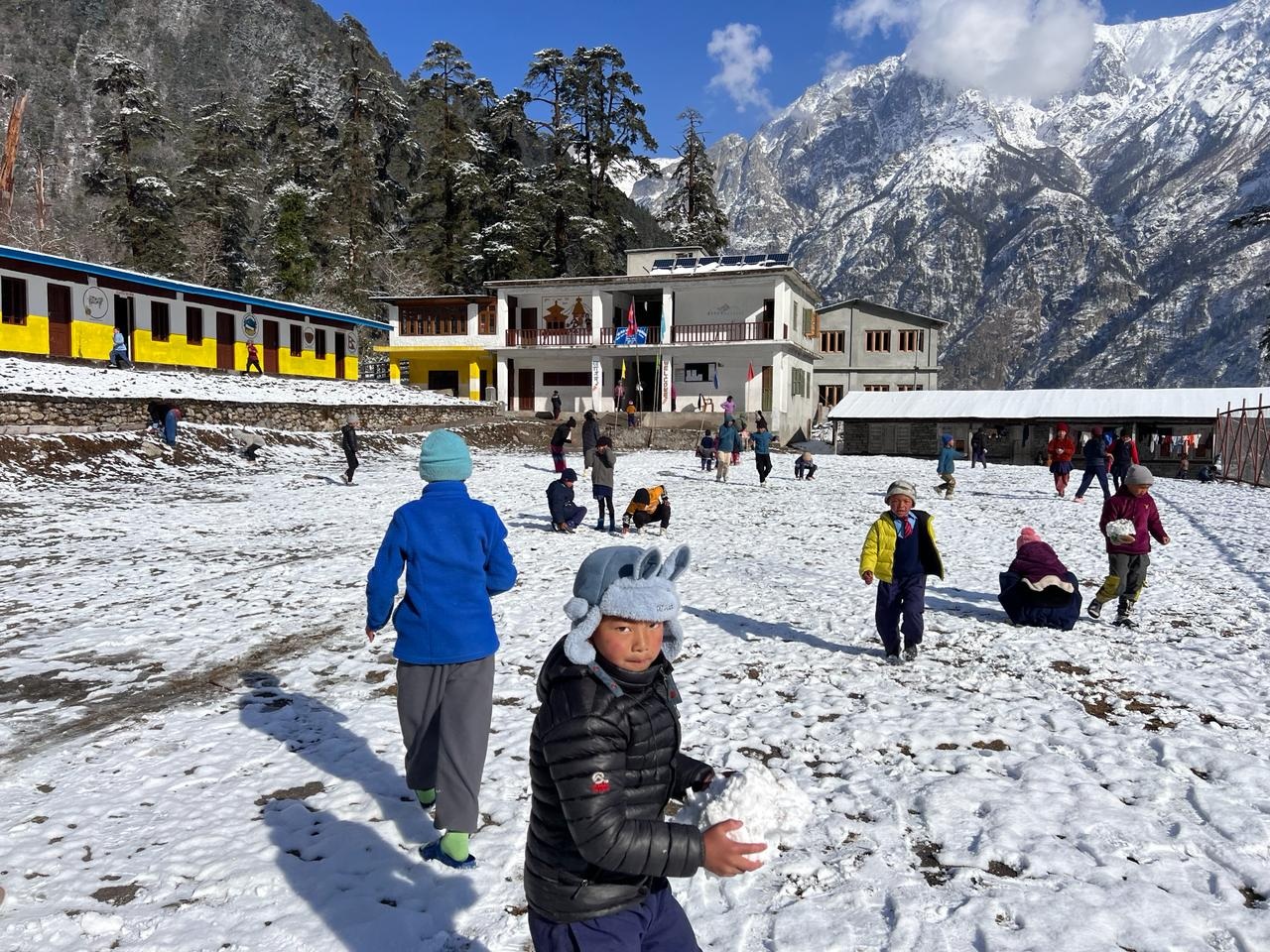विद्यालय खुलेसँगै हिमपात भएपछि हिउँमा खेल्दै पढ्छन् विद्यार्थी