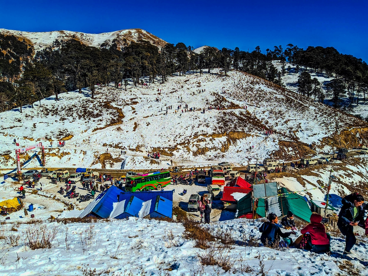 बागलुङको पातीहाल्नेमा हिउँ खेल्नेको भीड