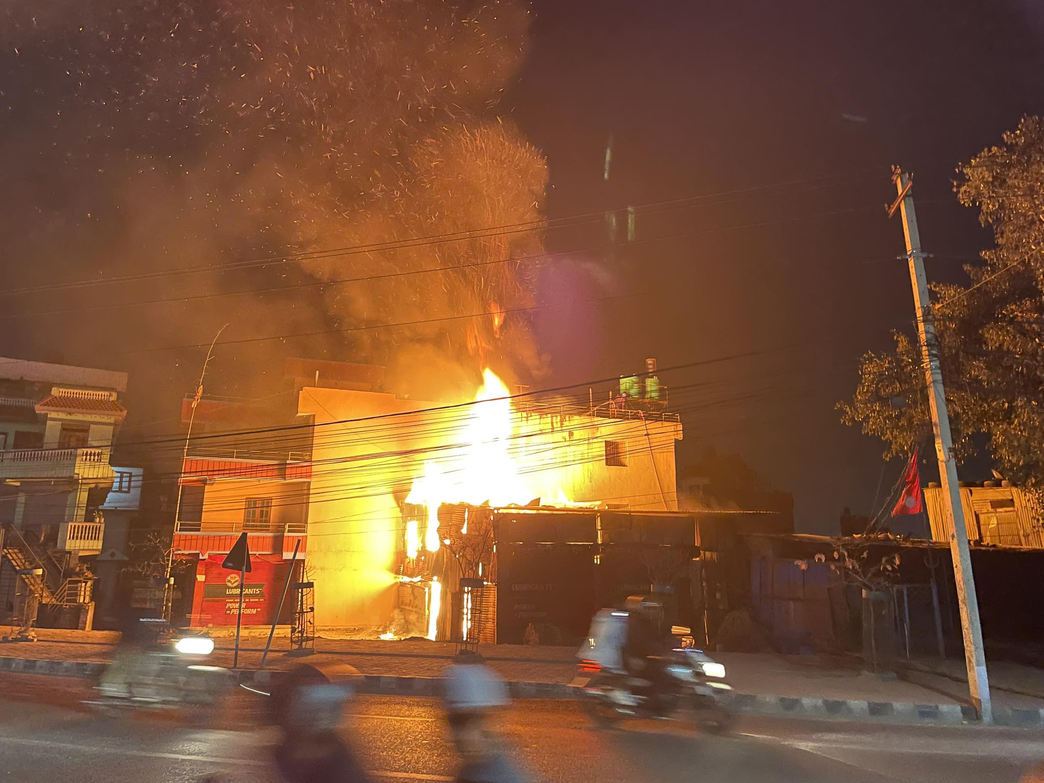 आगलागीले लम्कीको जुत्ताचप्पल गोदाम सखाप, करोडौंको क्षति
