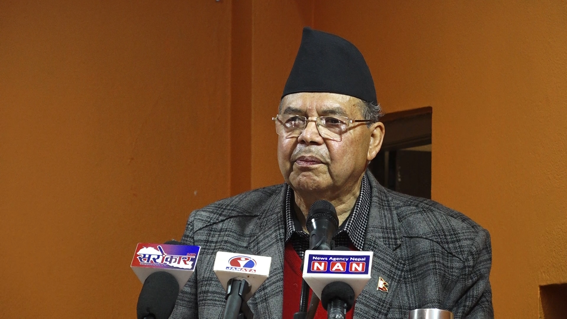 विदेशीले नेपाल बनाइदिने होइनन् : झलनाथ खनाल