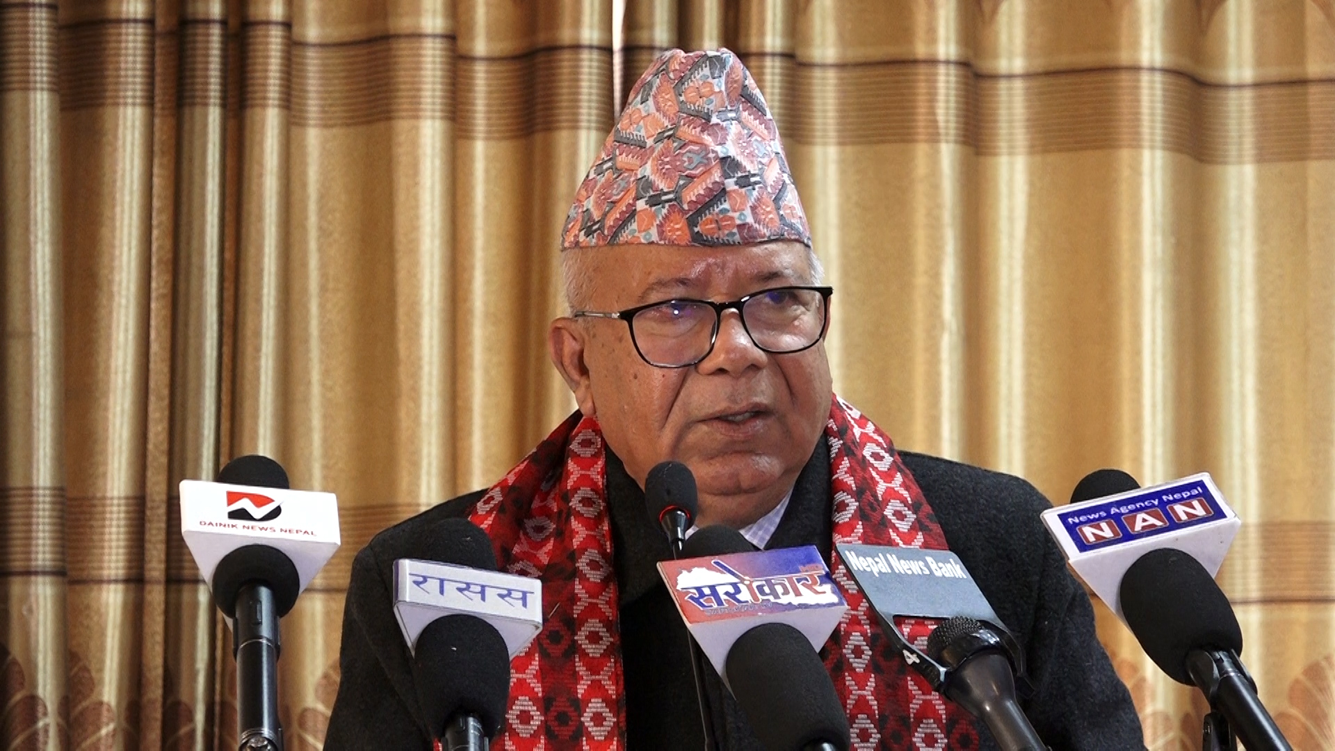 माधव नेपालको प्रश्न– युवाहरु कुलतमा फस्दा पनि गृहमन्त्री के हेरेर बसेका छन् ?