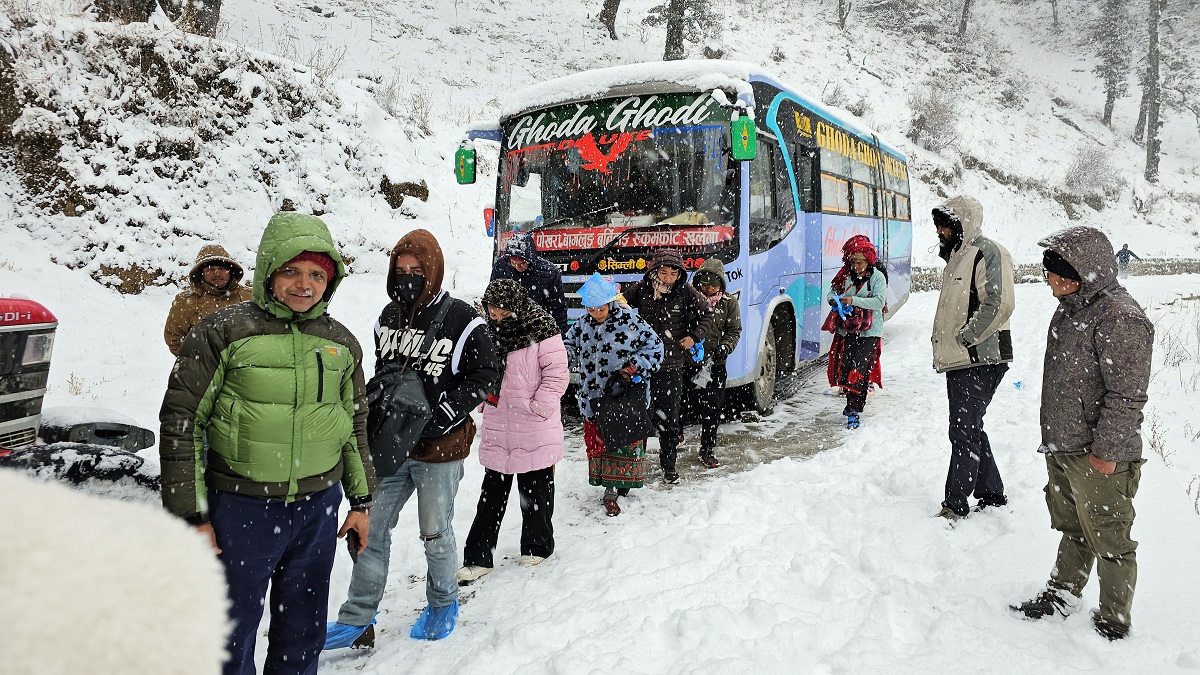 हिउँमा फसेका २५० यात्रुको उद्धार