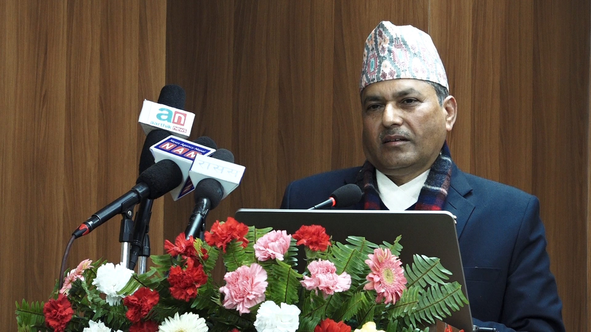 नेपाली बैंक डुब्ने अवस्थामा छैनन्, कुनै हालतमा पनि डुब्न दिँदैनौं : गभर्नर अधिकारी