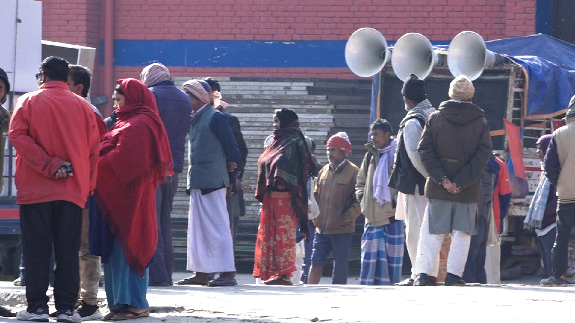 संसद परिसरमै लघुवित्त ऋणीहरुको बिरोध प्रदर्शन