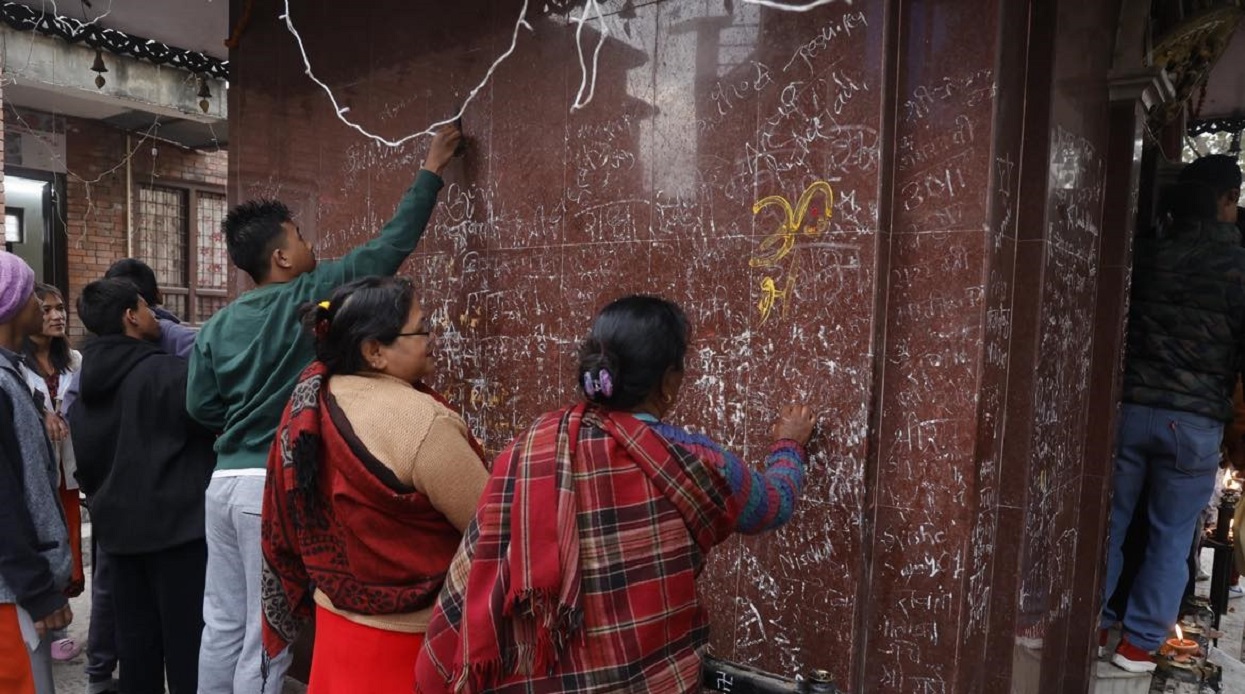 वसन्त पञ्चमी : नील सरस्वतीमा पूजा (तस्बिरहरू)