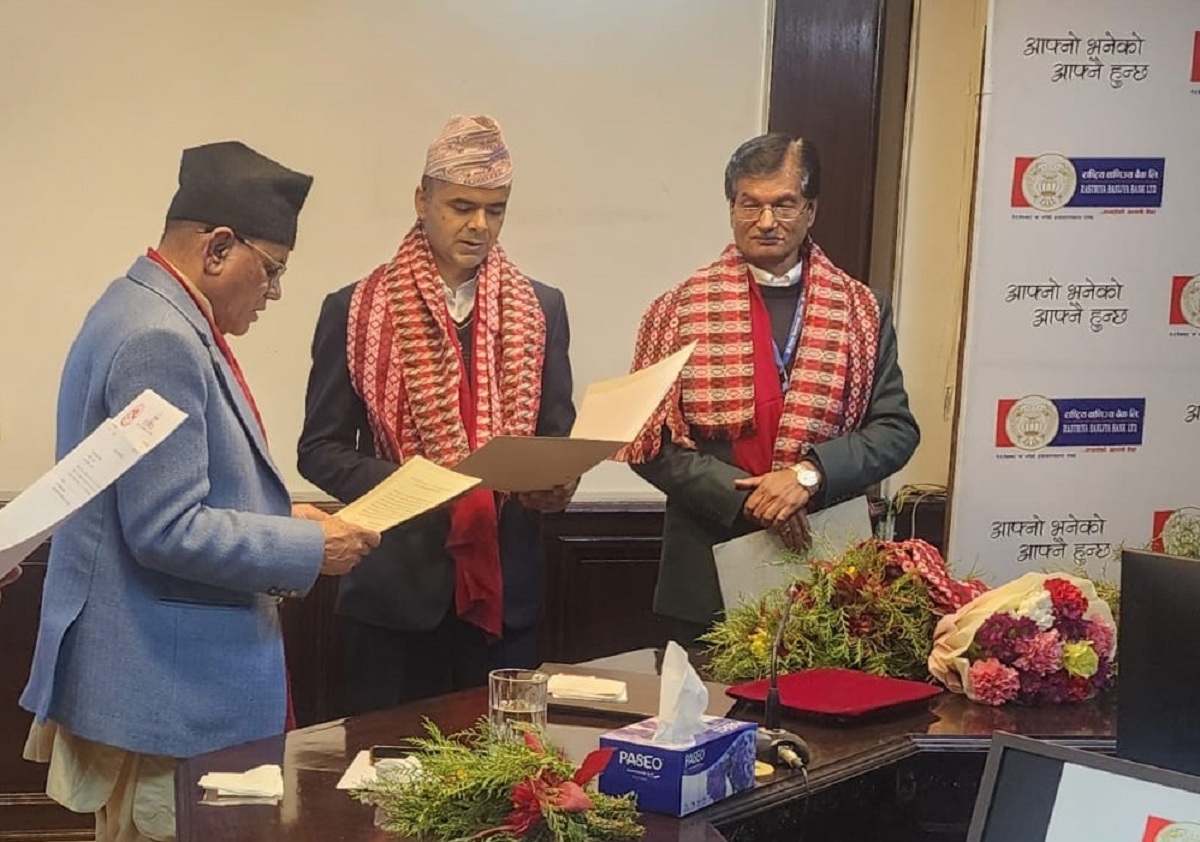 राष्ट्रिय वाणिज्य बैंकको सञ्चालक समिति सदस्यका लागि रिसाल र ज्ञवालीले शपथ