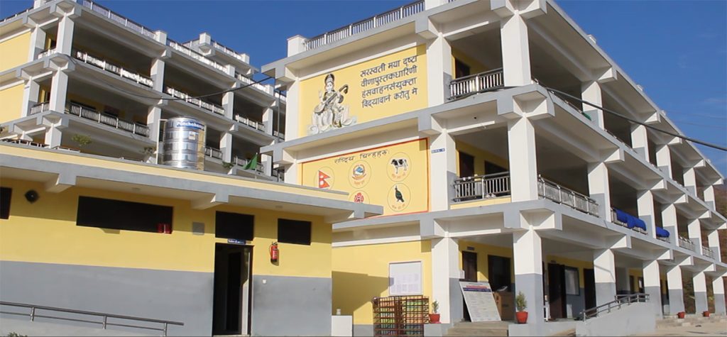 राम्रा/ठूला बन्दै सामुदायिक विद्यालय भवन, साँघुरिँदै विद्यार्थी