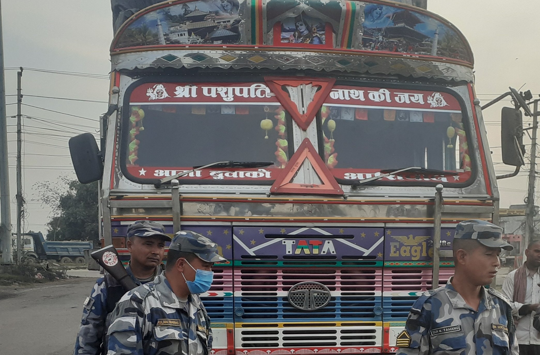 शंकास्पद बिलबिजक भएको ७० लाखको लत्ता बरामद