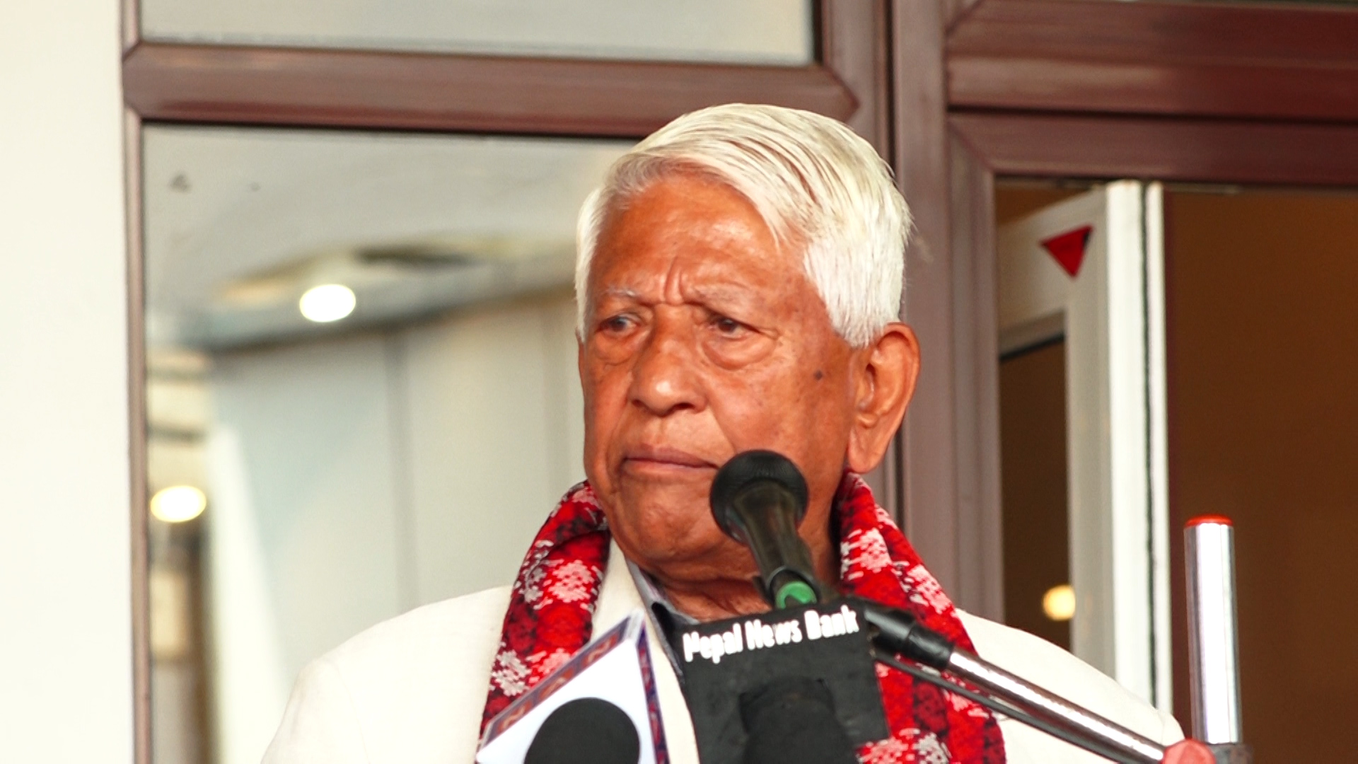 राष्ट्रपतिबाट शपथ लिँदै प्रतिनिधिसभाका ज्येष्ठ सदस्य केसी, भोलि २७४ सांसदलाई शपथ खुवाउने