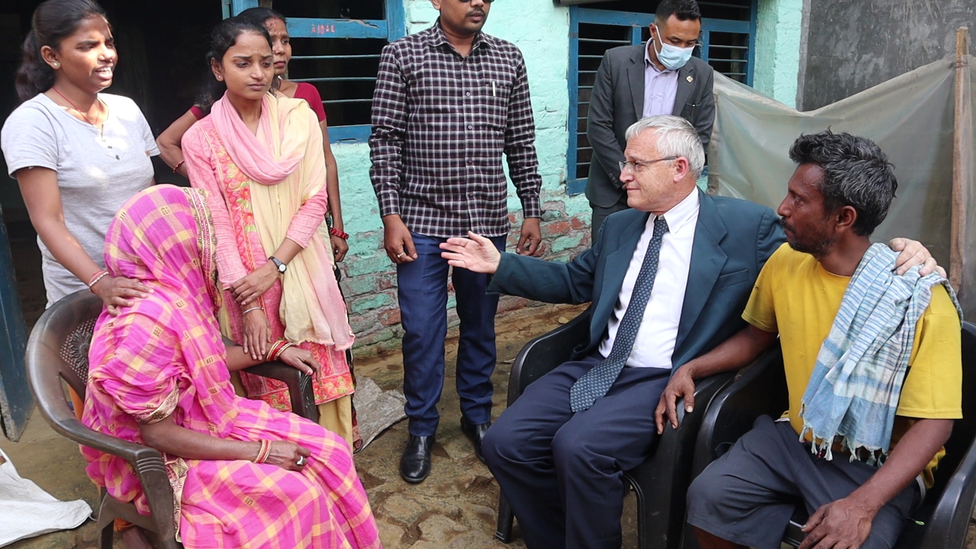 इजरायली राजदुतले भेटे मृतक आनन्द साहको परिवार