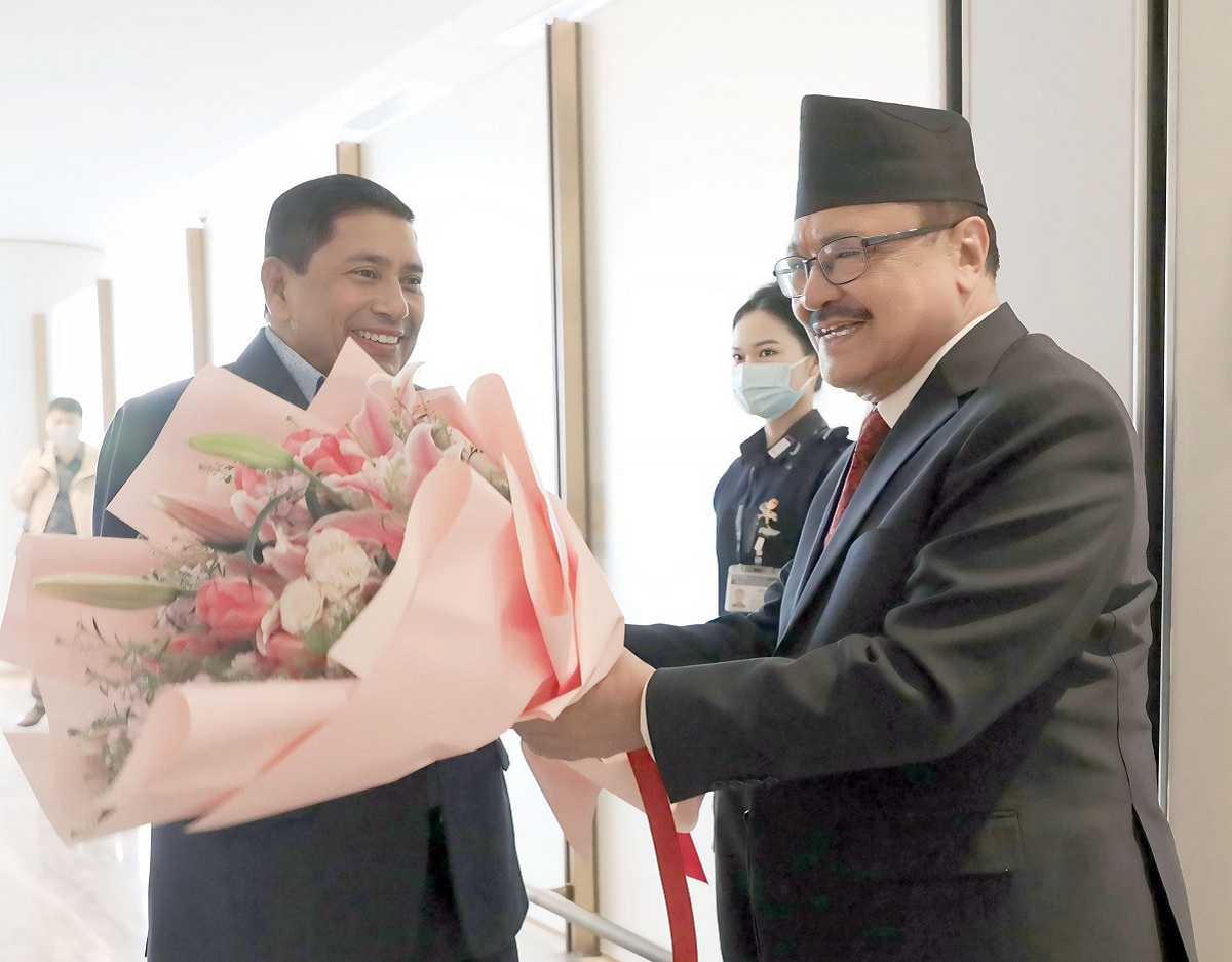 चीनको राजधानी बेइजिङ पुगे उपप्रधानमन्त्री श्रेष्ठ