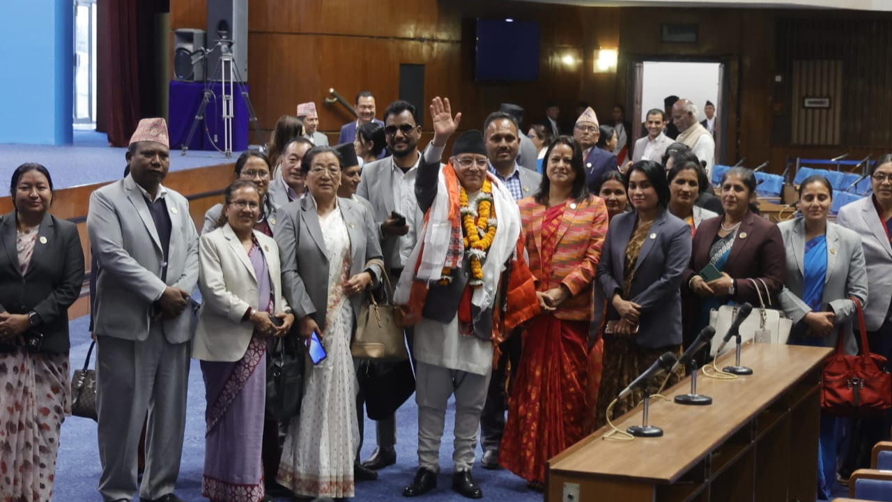 संसद्को पहिलो घटना : १८ महिनामा पाँचौँ पटक विश्वासको मत लिँदै प्रचण्ड