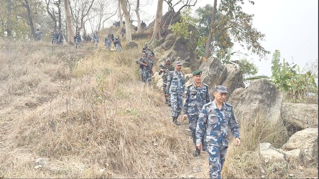 सशस्त्र प्रहरीको एक प्लटुन फौज २४ सै घन्टा सीमा गस्तीमा