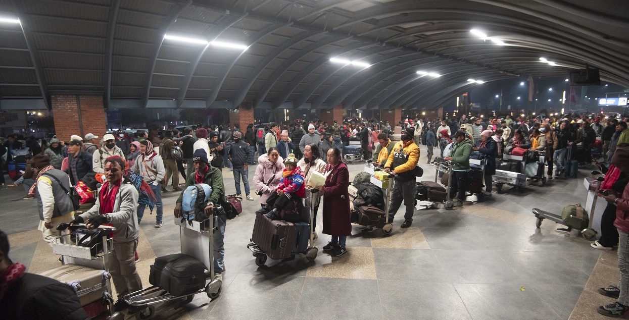 खाडी जान लागेका कामदारहरू भन्छन्, ‘साथीहरूले नआउ भन्छन्, नजाऊ जागिर खोसिने डर छ’