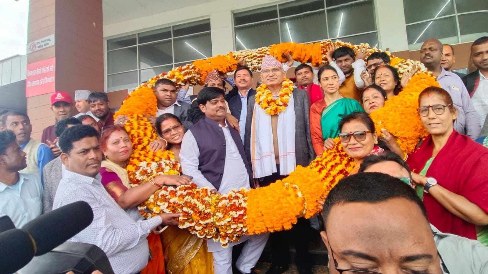 एमाले उपाध्यक्ष पौडेललाई २ सय किलोको माला