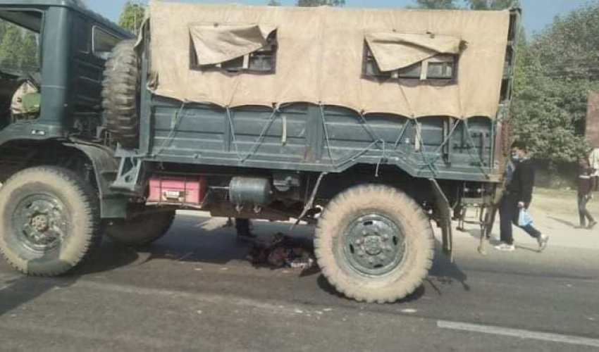 कैलालीमा सेनाको गाडी र बाइक जुधे