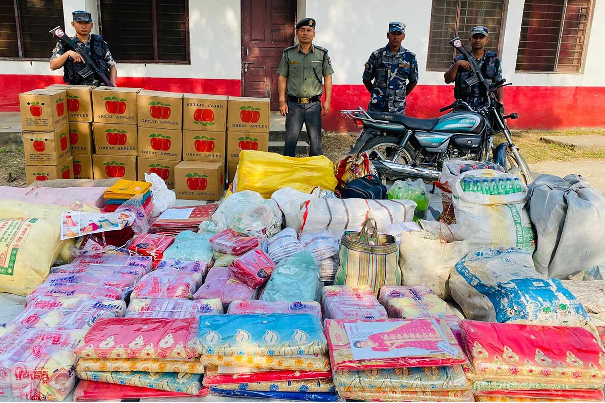 धनुषामा ७ लाख बराबरको अवैध कपडा बरामद