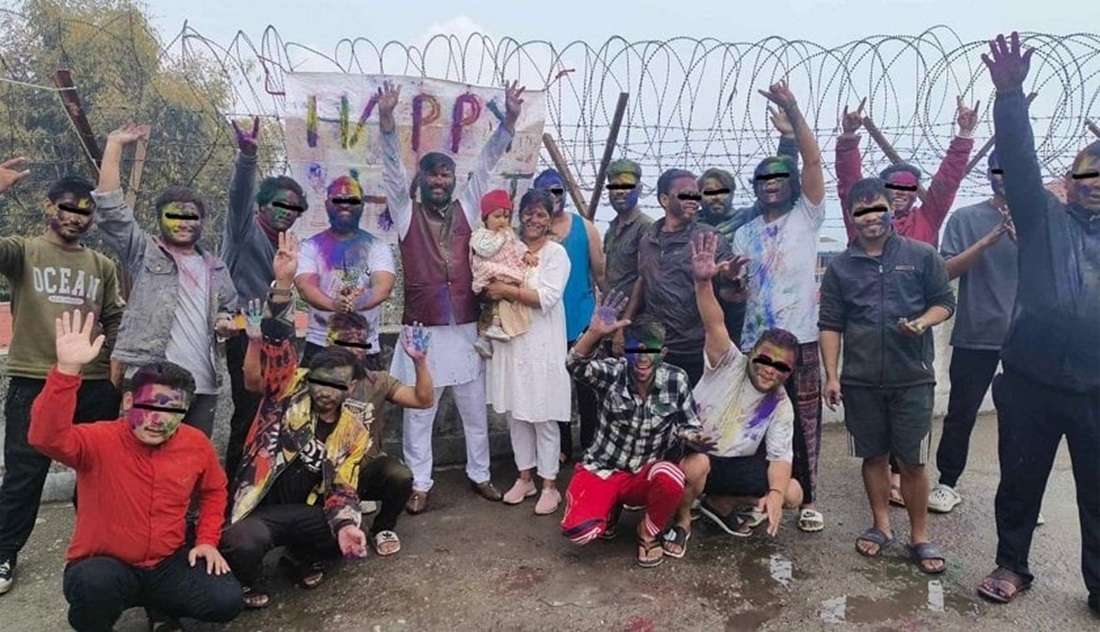 इलाम कारागारका कैदीबन्दीले सामूहिक मनाए होली