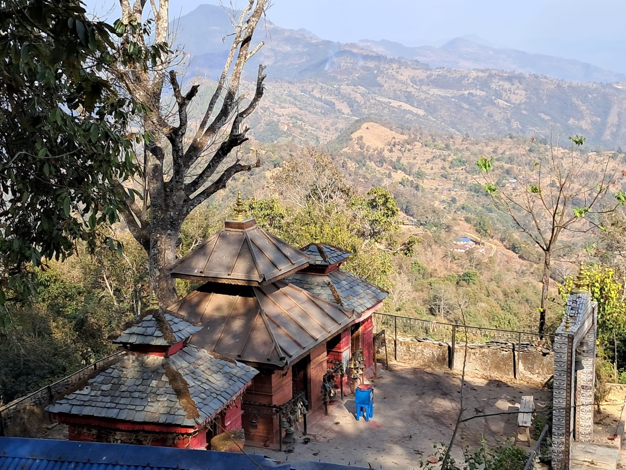 स्थानीयले चन्दा संकलन गरेर बनाए मन्दिरमा तामाको छानो