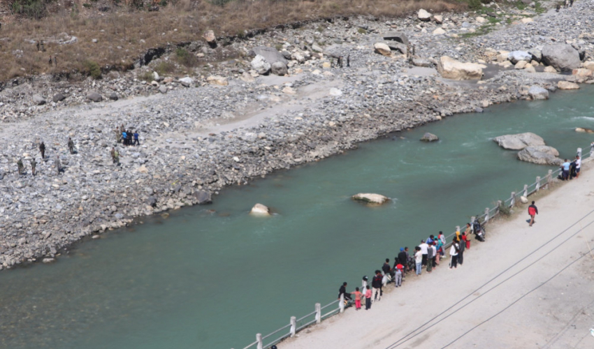 महाकाली नदीमा फसेका युवकको उद्धार