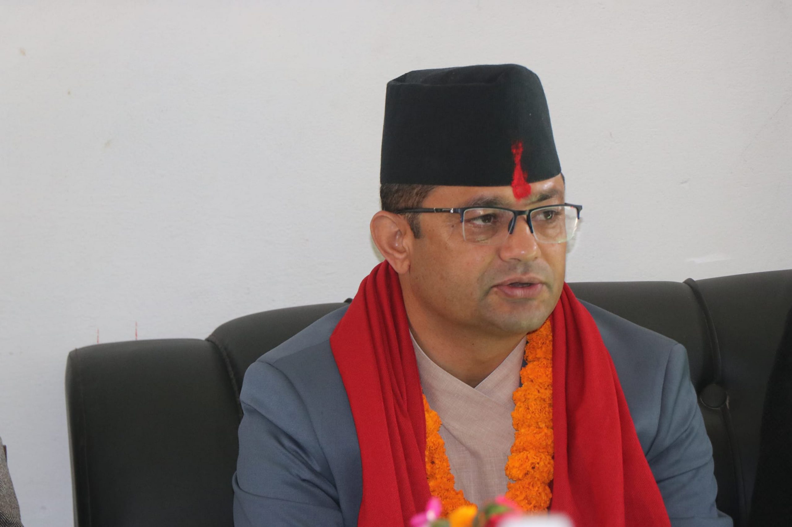 पर्वत पुगेर कानूनमन्त्री गिरीले भने– सत्तागठबन्धन ४ वर्ष नै टिक्छ