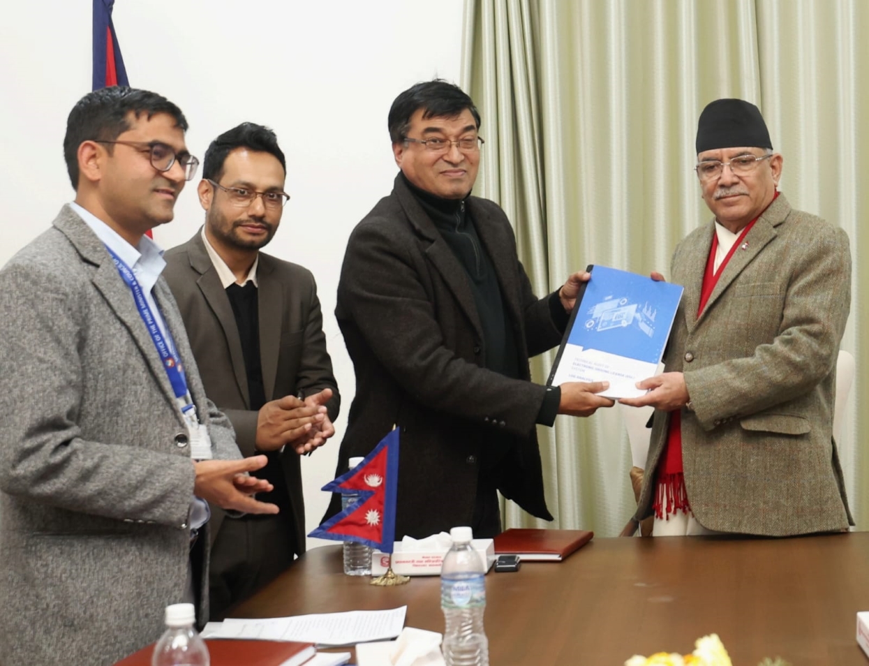 प्रधानमन्त्रीलाई ‘इलेक्ट्रोनिक ड्राइभिङ लाइसेन्स’बारे ब्रिफिङ
