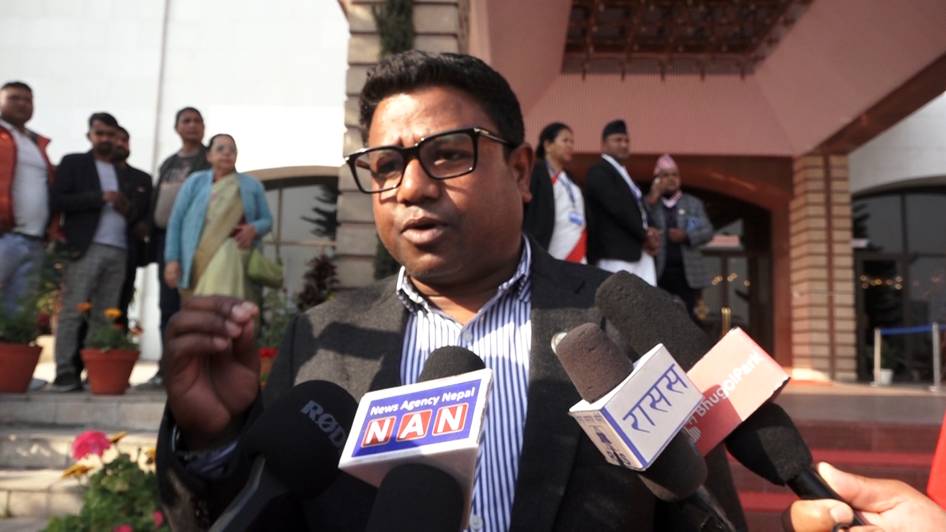 यो सरकार देश र जनताको हितमा काम गरुन्जेल टिक्छ : सन्तोष परियार (भिडिओ)