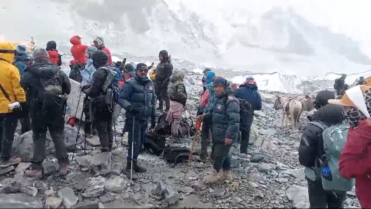 सगरमाथाको बेस क्याम्पमा पर्यटकसँग अन्तरक्रिया