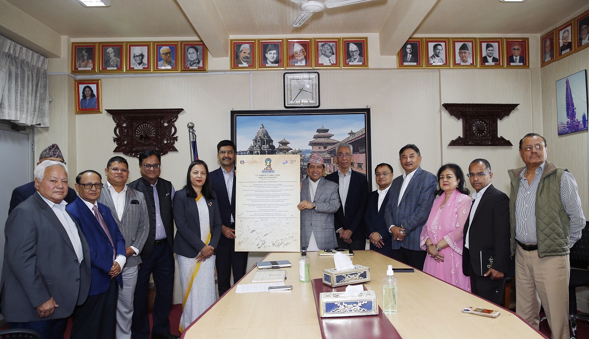 लुम्बिनी सम्मेलनको ‘शान्ति सन्देश’ उपप्रधानमन्त्री श्रेष्ठलाई हस्तान्तरण