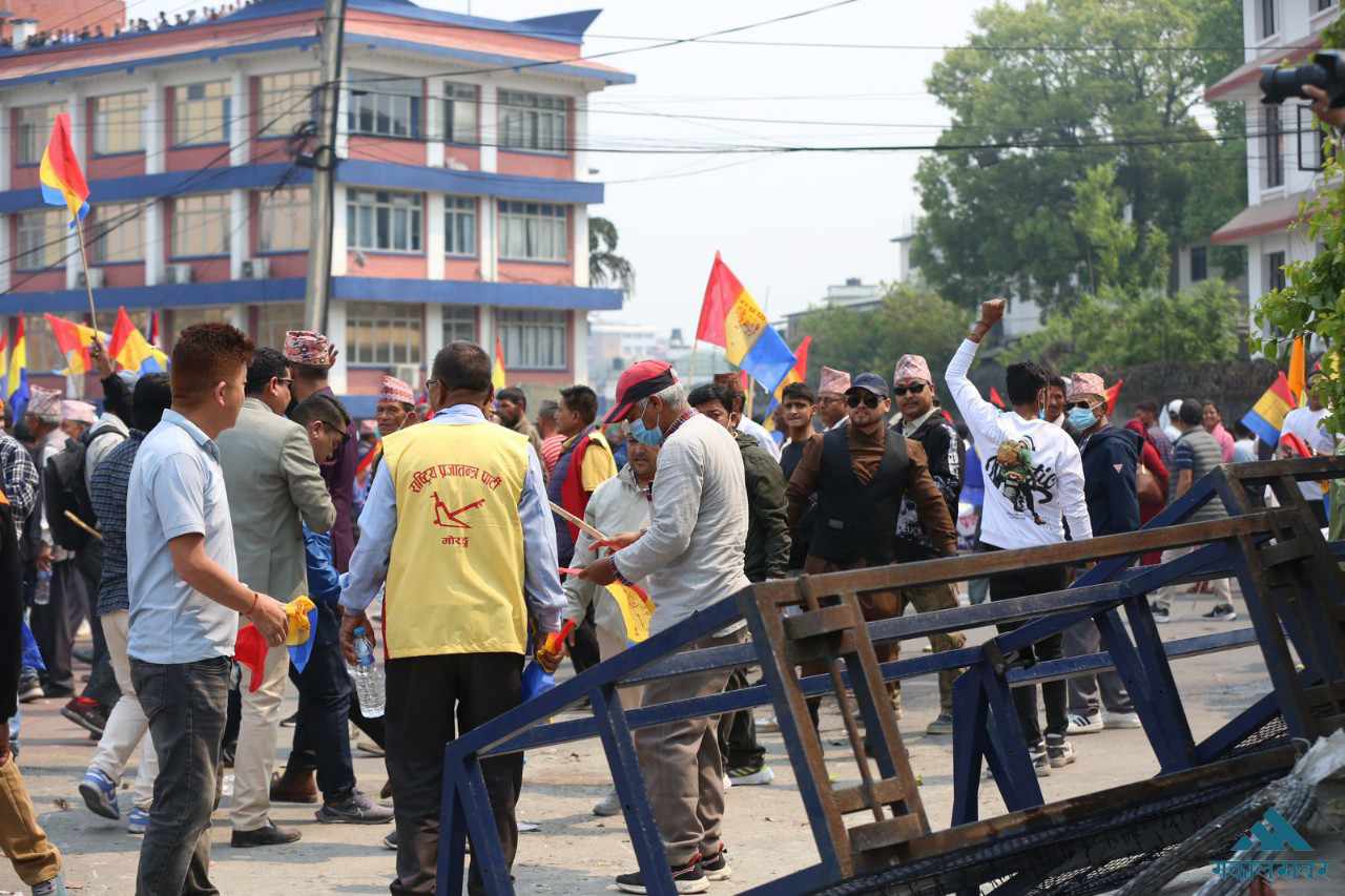 राप्रपालाई काठमाडौं महानगरले तोक्यो जरिवाना