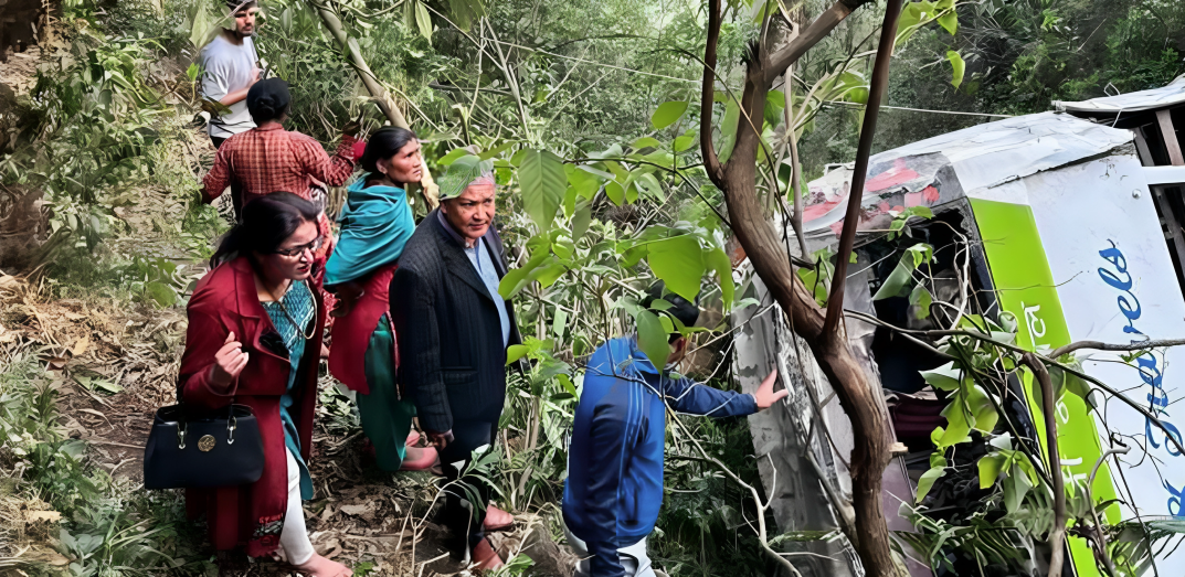 राति साढे ३ बजे बेहुली घरका लागि छुटेको बस सडक भासिएर भीरमा खसेको थियो