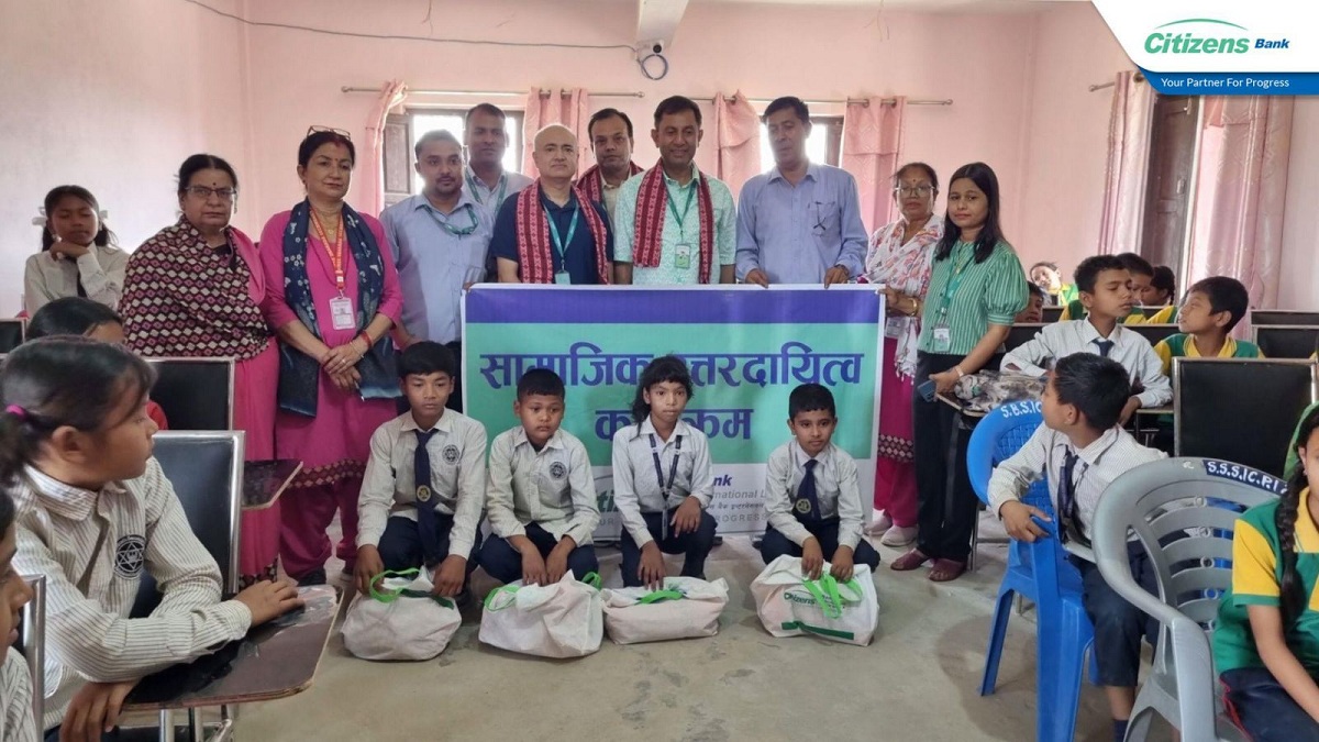 विपन्न परिवारका विद्यार्थीहरूलाई सिटिजन्स बैंकद्वारा विद्यालय पोशाक वितरण