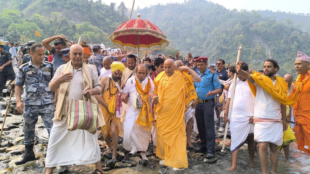 महाकुम्भ मेलामा शाहीस्नान गरियो