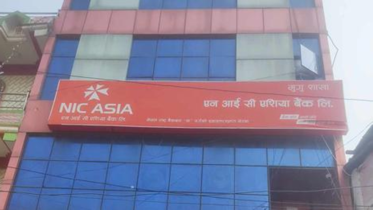 एनआइसी एसिया बैंक तोडफोड