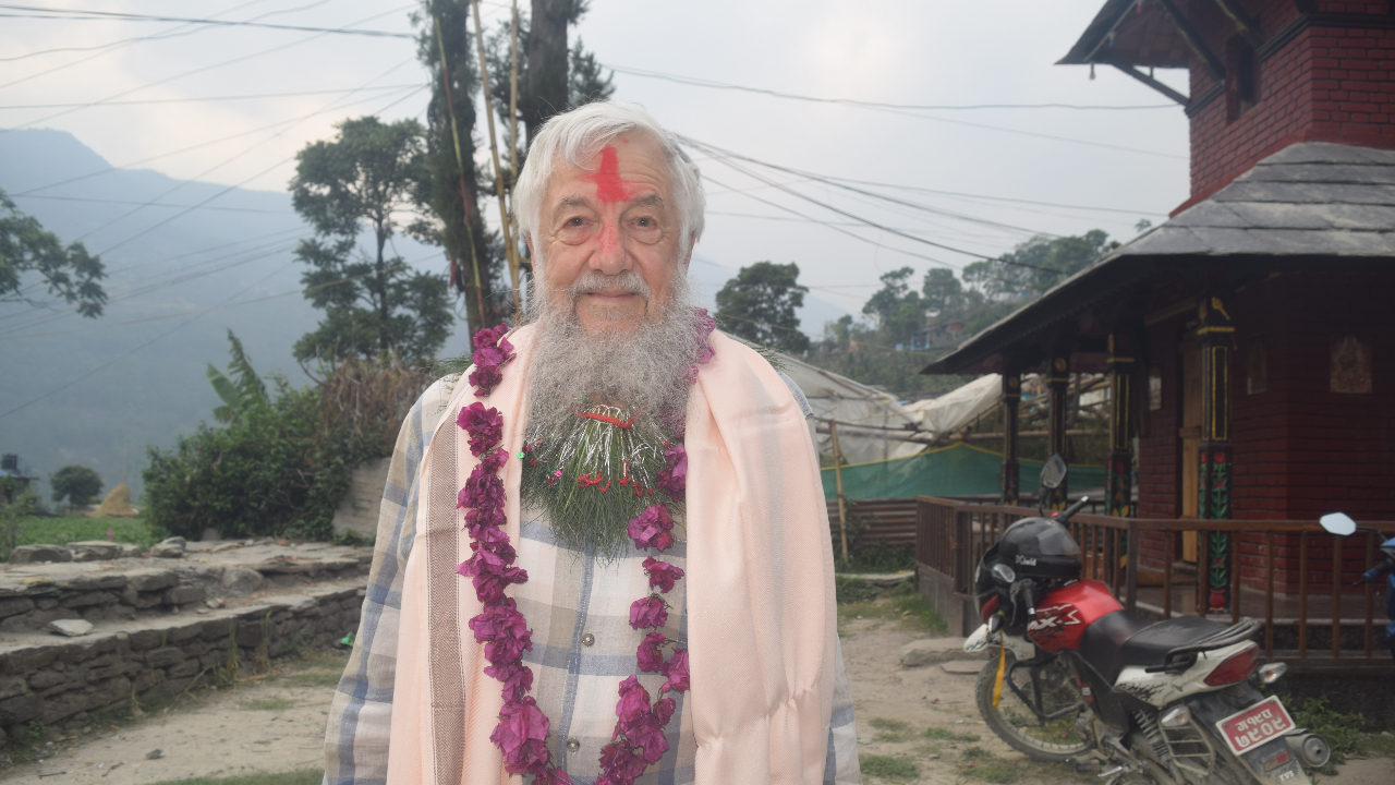 हिमाल हेर्न नेपाल आएका पिटर शैक्षिक उन्नयनमा सक्रिय