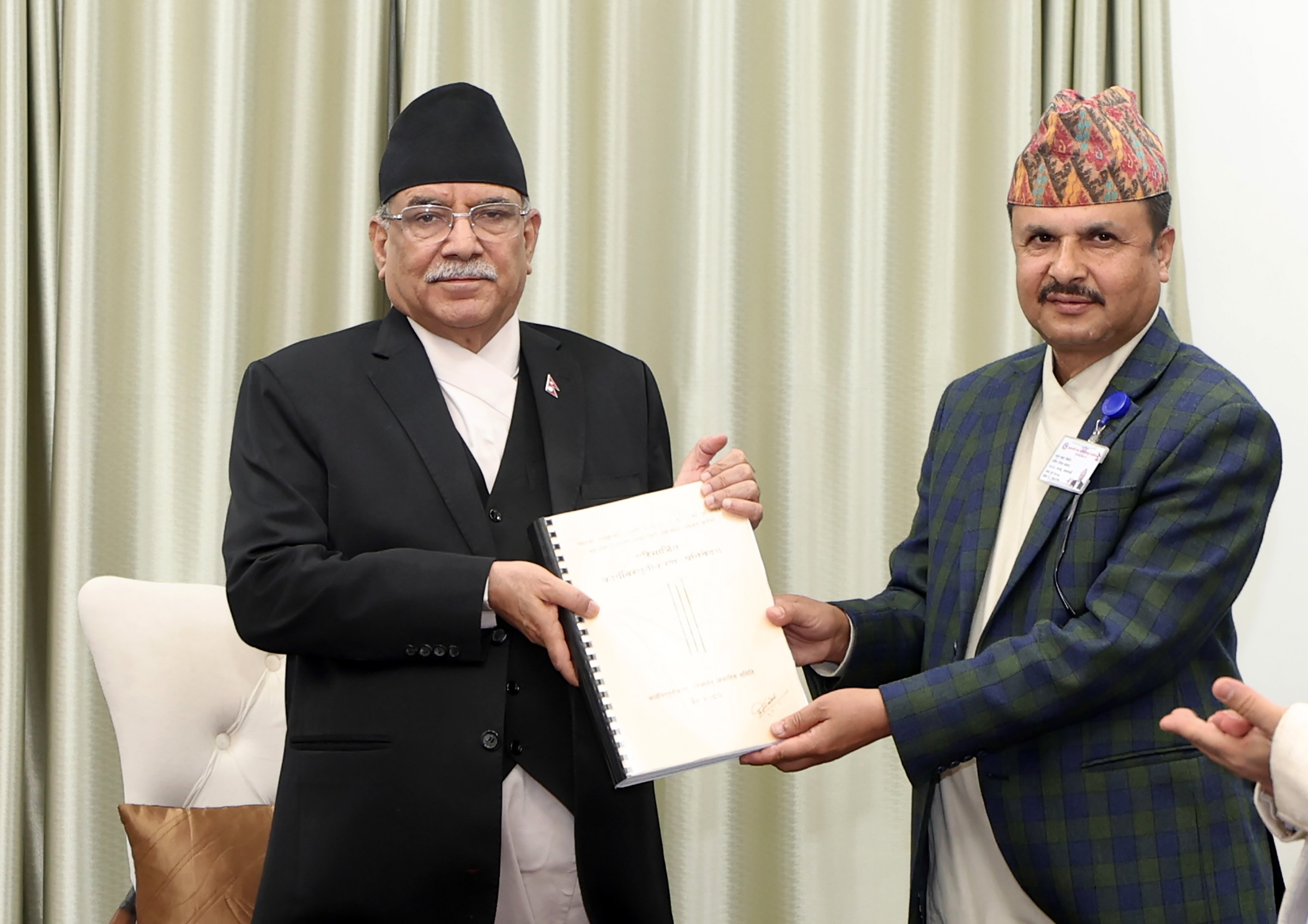 प्रधानमन्त्री समक्ष कार्यविस्तृतीकरण परिमार्जन प्रतिवेदन पेश