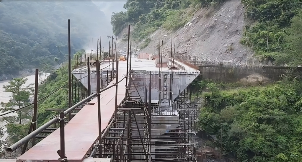 नारायणगढ-मुग्लिन सडकमा धमाधम बन्दैछन् चार पुल