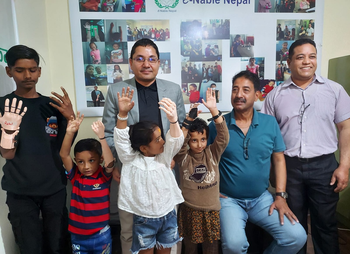 ज्योति विकास बैंकद्वारा बालबालिकाहरूलाई कृत्रिम हात (Prosthetic hand) प्रदान