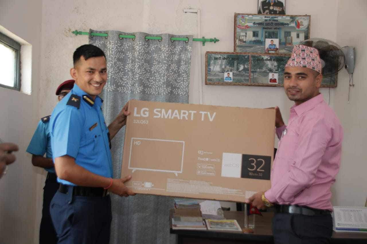 मेरोमाइक्रोफाइनान्सद्वारा इलाका प्रहरी मैनापोखर बर्दियालाई ‘स्मार्ट टिभी’ हस्तान्तरण