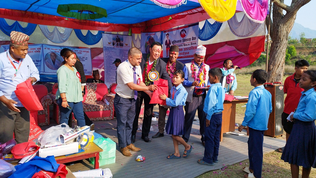 मुक्तिनाथ बैंकद्वारा विद्यार्थीहरूलाई स्कुल पोसाक वितरण