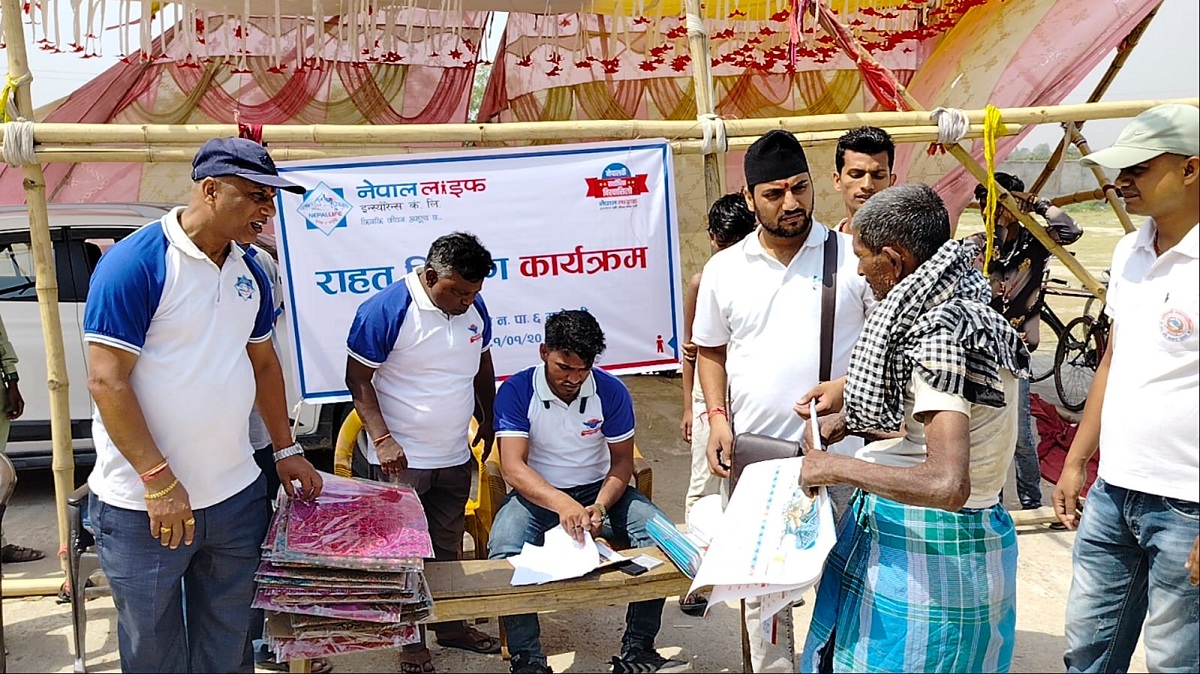 नेपाल लाइफ इन्स्योरेन्सद्वारा आगलागी पिडितहरूलाई राहत सामग्री वितरण