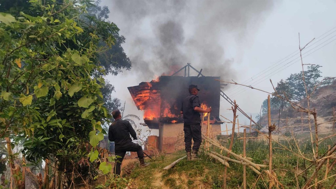 सोलुखुम्बुमा डढेलो : १० घर जले, दर्जनौँ पशुचौपाया हताहत