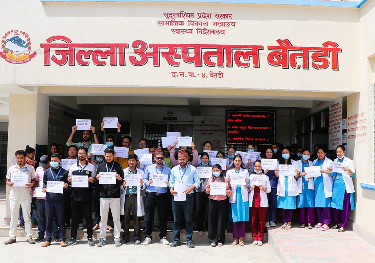 बैतडीका चिकित्सकहरू आन्दोलित, आकस्मिक बाहेकका सेवा बन्द
