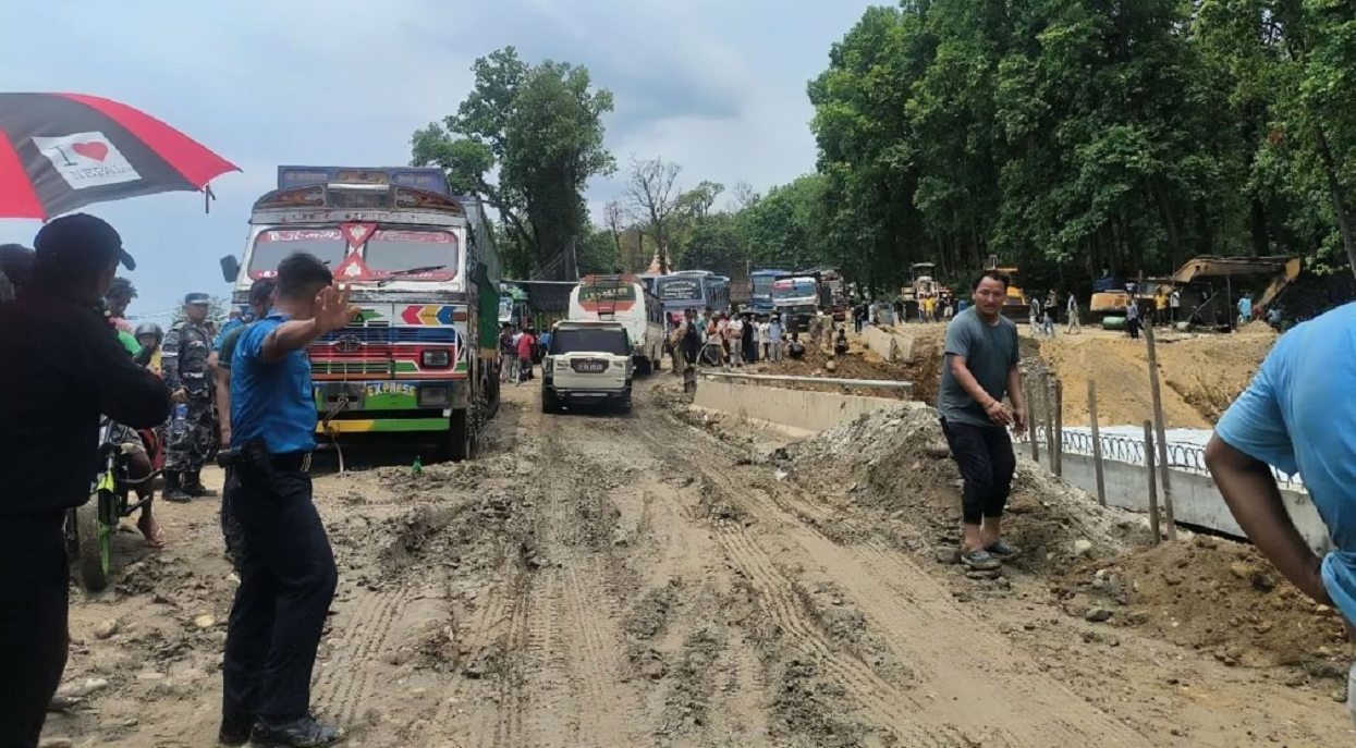 एउटा ट्रकले गर्दा २२ घण्टा पूर्व-पश्चिम राजमार्ग अवरुद्ध